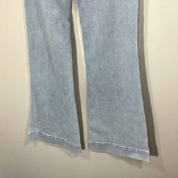 NWT Express Woman's Jeans Light wash Size 4 stretchy Flare - Picture 5 of 5